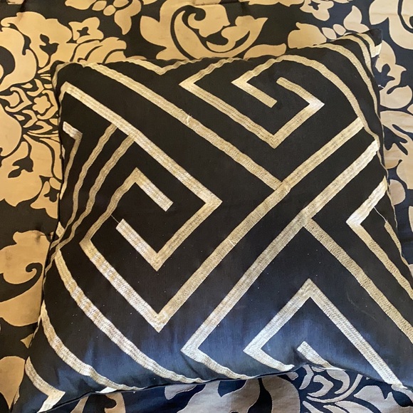 Michael Amini King Size Bedding - Picture 3 of 9